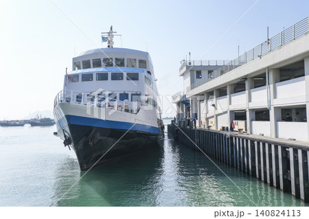 長州島埠頭に到着したフェリー船 長州島埠頭に到着したフェリー船 140824113