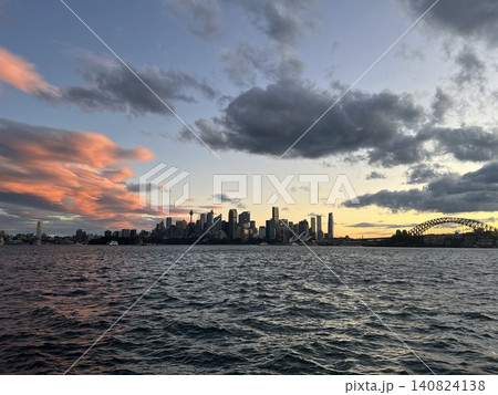 劇的な夕焼け空に浮かぶ　シドニーの街並みとハーバーブリッジ 140824138