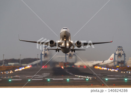 羽田空港B滑走路を離陸するB737 140824286