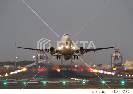 羽田空港B滑走路を離陸するB737 140824287