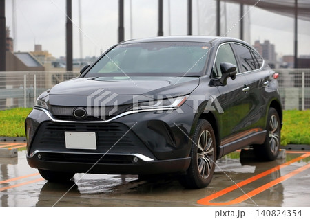 国産の高級クロスオーバーSUV車両 国産の高級クロスオーバーSUV車両 140824354