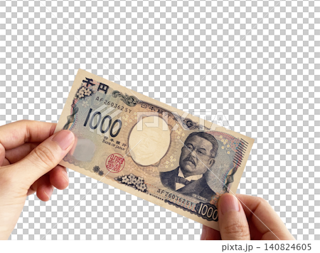 両手で千円札を持つ女性の手元 両手で千円札を持つ女性の手元 140824605