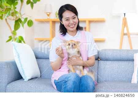 ペットシッター 歯磨き チワワの歯磨きをするペットシッター ペットシッター 歯磨き チワワの歯磨きをするペットシッター 140824650