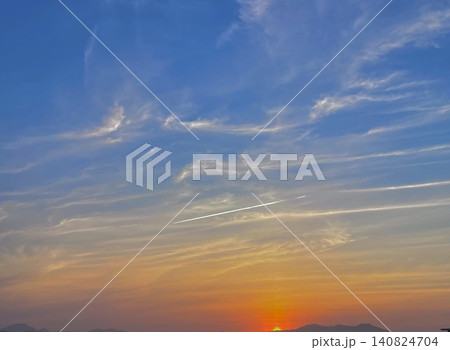 きらり飛行機雲と夕陽 きらり飛行機雲と夕陽 140824704