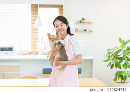 ペットシッター チワワとペットシッターのポートレート ペットシッター チワワとペットシッターのポートレート 140824711