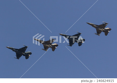 米空軍F-16と航空自衛隊F-2の編隊飛行 米空軍F-16と航空自衛隊F-2の編隊飛行 140824915