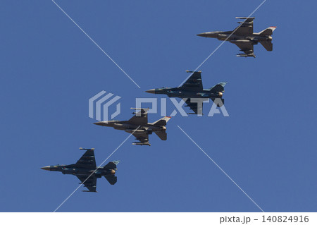 米空軍F-16と航空自衛隊F-2の編隊飛行 米空軍F-16と航空自衛隊F-2の編隊飛行 140824916