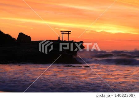 伊豆白浜大浜海岸の朝焼け 伊豆白浜大浜海岸の朝焼け 140825087