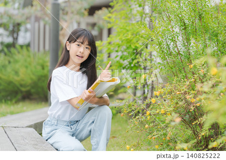 植物を観察する小学生 植物を観察する小学生 140825222