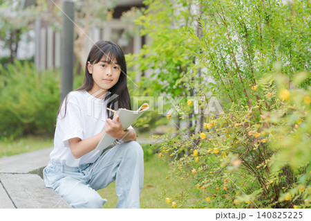 植物を観察する小学生 植物を観察する小学生 140825225
