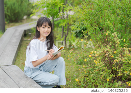 植物を観察する小学生 植物を観察する小学生 140825226