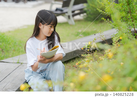 植物を観察する小学生 植物を観察する小学生 140825228