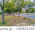 初秋の公園　放課後寄り道してくつろぐ休憩ベンチ 140825240