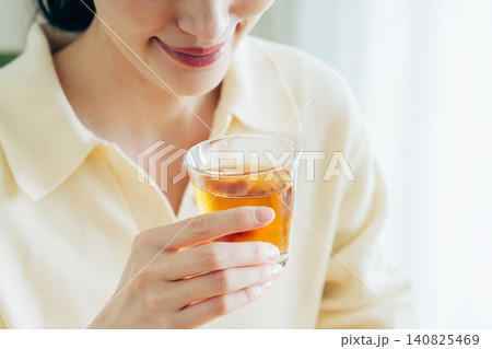 家で麦茶を飲む若い女性の手元 家で麦茶を飲む若い女性の手元 140825469