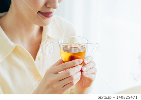 家で麦茶を飲む若い女性の手元 家で麦茶を飲む若い女性の手元 140825471