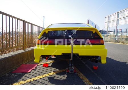 後ろからジャッキアップされた車 後ろからジャッキアップされた車 140825590