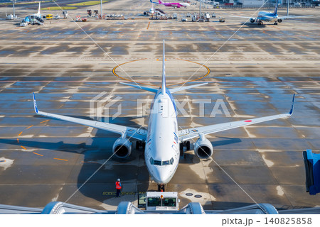 《中部国際空港セントレア》スカイデッキからの展望・離陸のためゲートを離れる国内線旅客機 《中部国際空港セントレア》スカイデッキからの展望・離陸のためゲートを離れる国内線旅客機 140825858