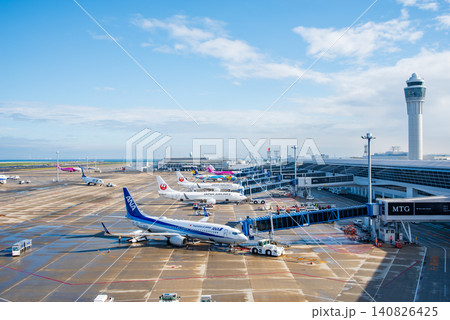《中部国際空港セントレア》「スカイデッキ」からの展望・エプロンで駐機する国内線旅客機 《中部国際空港セントレア》「スカイデッキ」からの展望・エプロンで駐機する国内線旅客機 140826425