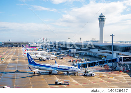 《中部国際空港セントレア》「スカイデッキ」からの展望・エプロンで駐機する国内線旅客機 《中部国際空港セントレア》「スカイデッキ」からの展望・エプロンで駐機する国内線旅客機 140826427