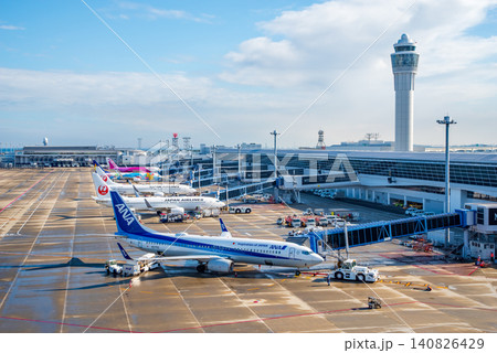 《中部国際空港セントレア》「スカイデッキ」からの展望・エプロンで駐機する国内線旅客機 《中部国際空港セントレア》「スカイデッキ」からの展望・エプロンで駐機する国内線旅客機 140826429