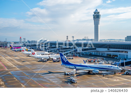 《中部国際空港セントレア》「スカイデッキ」からの展望・エプロンで駐機する国内線旅客機 《中部国際空港セントレア》「スカイデッキ」からの展望・エプロンで駐機する国内線旅客機 140826430