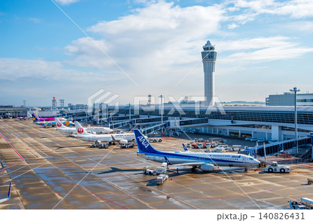 《中部国際空港セントレア》「スカイデッキ」からの展望・エプロンで駐機する国内線旅客機 《中部国際空港セントレア》「スカイデッキ」からの展望・エプロンで駐機する国内線旅客機 140826431