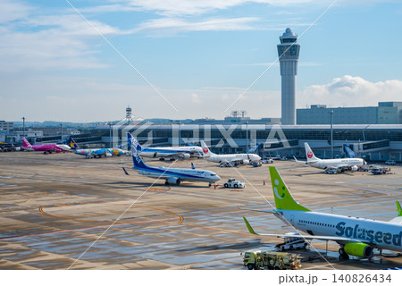 《中部国際空港セントレア》「スカイデッキ」からの展望・エプロンで駐機する国内線旅客機 《中部国際空港セントレア》「スカイデッキ」からの展望・エプロンで駐機する国内線旅客機 140826434