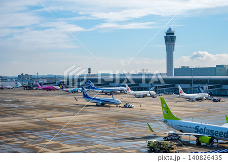 《中部国際空港セントレア》「スカイデッキ」からの展望・エプロンで駐機する国内線旅客機 《中部国際空港セントレア》「スカイデッキ」からの展望・エプロンで駐機する国内線旅客機 140826435