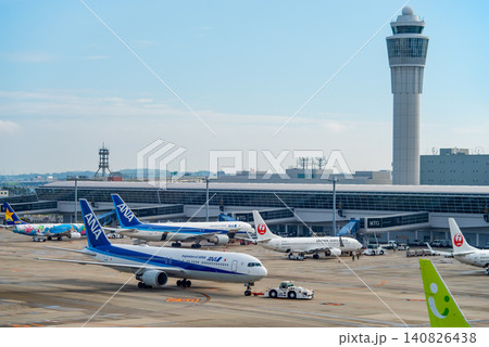 《中部国際空港セントレア》「スカイデッキ」からの展望・エプロンで駐機する国内線旅客機 《中部国際空港セントレア》「スカイデッキ」からの展望・エプロンで駐機する国内線旅客機 140826438