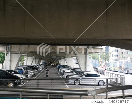 橋の下 駐車場 駐輪場 140826717