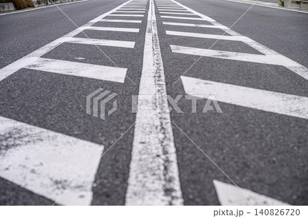 道路標示と導流帯が続く生活道路|交通ルール・安全運転イメージ 道路標示と導流帯が続く生活道路|交通ルール・安全運転イメージ 140826720