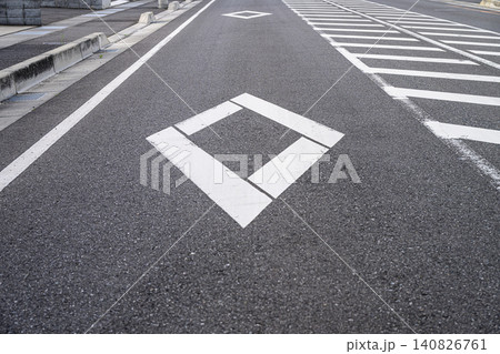 横断歩道手前のダイヤマークと道路標示|交通安全・注意喚起イメージ 横断歩道手前のダイヤマークと道路標示|交通安全・注意喚起イメージ 140826761
