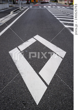 横断歩道手前のダイヤマークと道路標示|交通安全・注意喚起イメージ 横断歩道手前のダイヤマークと道路標示|交通安全・注意喚起イメージ 140826763