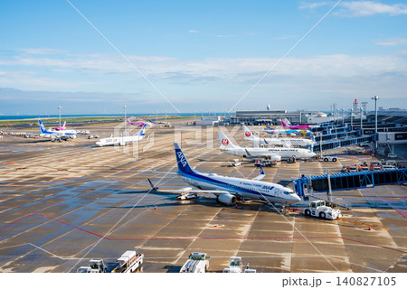 《中部国際空港セントレア》「スカイデッキ」からの展望・エプロンで駐機する国内線旅客機 《中部国際空港セントレア》「スカイデッキ」からの展望・エプロンで駐機する国内線旅客機 140827105