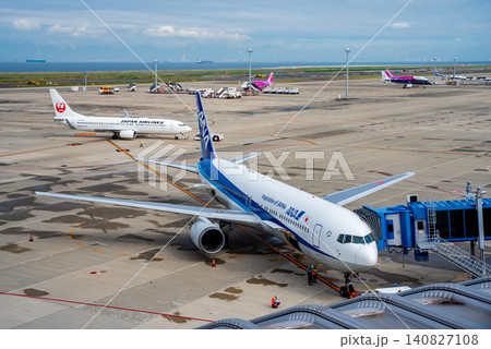 《中部国際空港セントレア》「スカイデッキ」からの展望・エプロンで駐機する国内線旅客機 《中部国際空港セントレア》「スカイデッキ」からの展望・エプロンで駐機する国内線旅客機 140827108