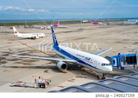 《中部国際空港セントレア》「スカイデッキ」からの展望・エプロンで駐機する国内線旅客機 《中部国際空港セントレア》「スカイデッキ」からの展望・エプロンで駐機する国内線旅客機 140827109