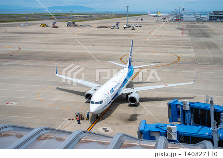 《中部国際空港セントレア》「スカイデッキ」からの展望・エプロンで駐機する国内線旅客機 《中部国際空港セントレア》「スカイデッキ」からの展望・エプロンで駐機する国内線旅客機 140827110