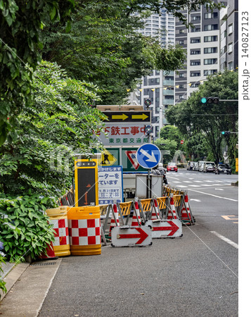道路工事による交通規制 都市インフラ整備の現場 道路工事による交通規制 都市インフラ整備の現場 140827123