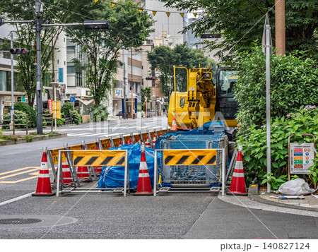 道路工事現場の建設機械と交通規制設備 140827124