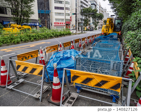 道路工事現場の仮囲いと建設機械 140827126
