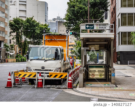 地下鉄出入口前の道路工事 駅改良と都市インフラ整備 地下鉄出入口前の道路工事 駅改良と都市インフラ整備 140827127