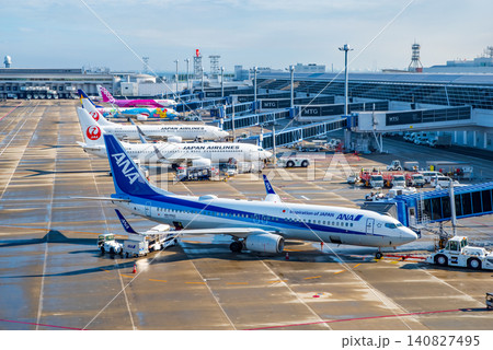 《中部国際空港セントレア》「スカイデッキ」からの展望・エプロンで駐機する国内線旅客機 《中部国際空港セントレア》「スカイデッキ」からの展望・エプロンで駐機する国内線旅客機 140827495