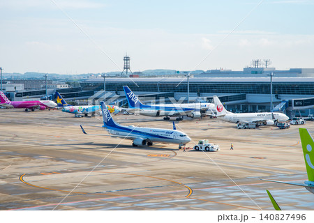 《中部国際空港セントレア》「スカイデッキ」からの展望・エプロンで駐機する国内線旅客機 140827496