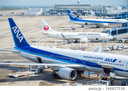 《中部国際空港セントレア》「スカイデッキ」からの展望・エプロンで駐機する国内線旅客機 《中部国際空港セントレア》「スカイデッキ」からの展望・エプロンで駐機する国内線旅客機 140827538