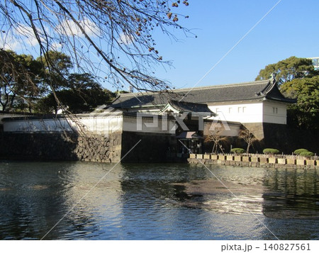 東京都の皇居内の建物やお堀などの風景 東京都の皇居内の建物やお堀などの風景 140827561
