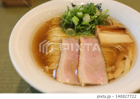 東京・御徒町の人気店「らーめん鴨to葱」の鴨らーめん。透き通る醤油スープと美しい鴨チャーシューの接写 140827722