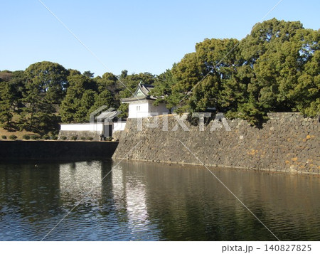 東京都の皇居内のお堀と建物の風景 東京都の皇居内のお堀と建物の風景 140827825