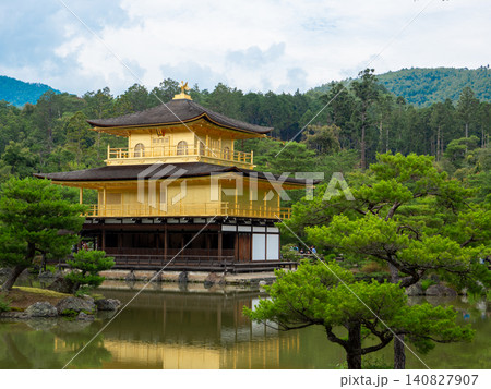 初夏の金閣寺の美しい風景 140827907