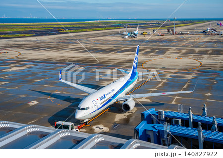 《中部国際空港セントレア》「スカイデッキ」からの展望・離陸のためゲートを離れる国内線旅客機 《中部国際空港セントレア》「スカイデッキ」からの展望・離陸のためゲートを離れる国内線旅客機 140827922