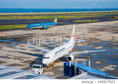 《中部国際空港セントレア》「スカイデッキ」からの展望・離陸のためゲートを離れる国内線旅客機 《中部国際空港セントレア》「スカイデッキ」からの展望・離陸のためゲートを離れる国内線旅客機 140827923